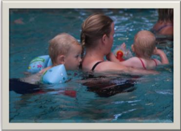 Groenten vat puppy Baby)Zwemmen met 2 kids - Dragen geeft Plezier
